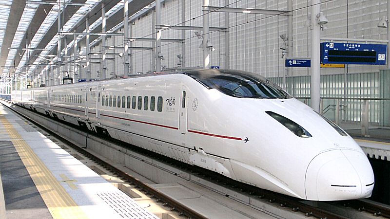 An 800 series Kyushu Shinkansen train at a station